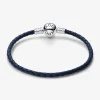 Foto de Polsera de Cuir Trenat Blau amb Tancament Rodó de Pandora Moments Foto de Polsera de Cuir Trenat Blau amb Tancament Rodó de Pandora Moments 592790C01 de pandora