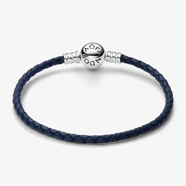 Foto de Polsera de Cuir Trenat Blau amb Tancament Rodó de Pandora Moments Foto de Polsera de Cuir Trenat Blau amb Tancament Rodó de Pandora Moments 592790C01 de pandora