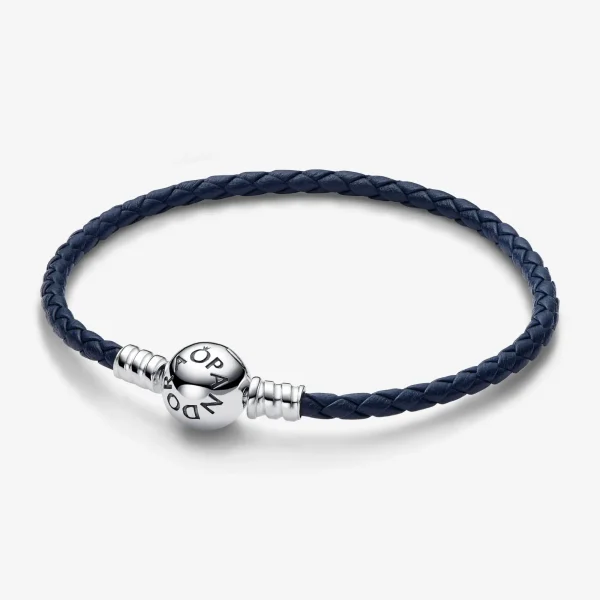 Foto de Polsera de Cuir Trenat Blau amb Tancament Rodó de Pandora Moments Foto de Polsera de Cuir Trenat Blau amb Tancament Rodó de Pandora Moments 592790C01 de pandora