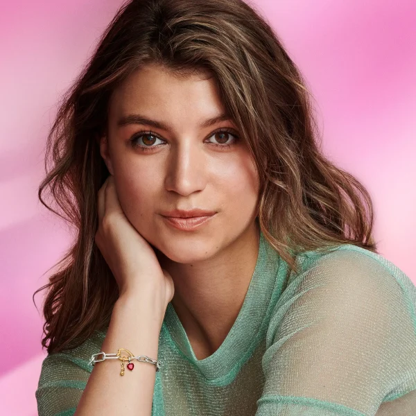 Foto de Mini Charm Penjoll Rosa Romance de Pandora ME 762467C00 de pandora